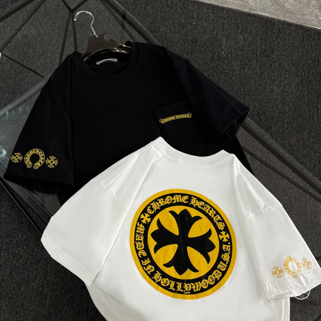 P170 Chrome Hearts 25 high-end versions. The fabric is made of 300 grams of high-density pure cotton. It does not deform or shrink. It has three labels. It is the same style for men and women. Technology: suede foaming + digital printing. Color: white, black. SIZE: S-XL.